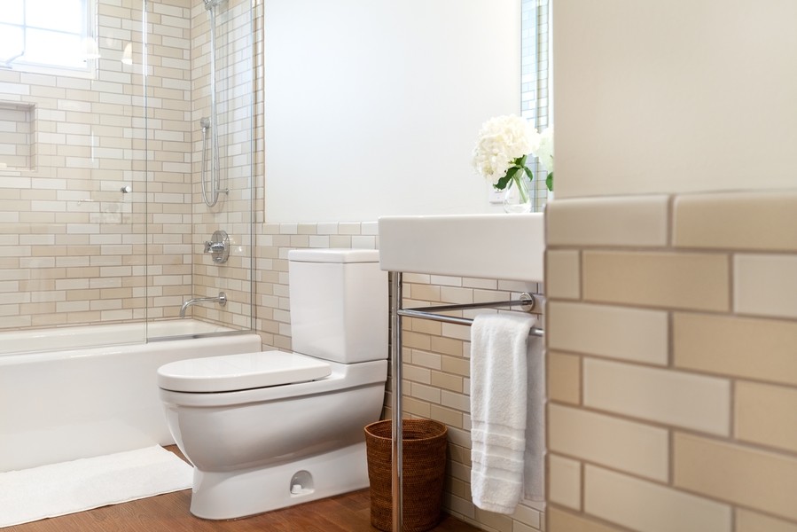 Свежая идея для дизайна: ванная комната среднего размера в стиле неоклассика (современная классика) с открытым душем, унитазом-моноблоком, бежевой плиткой, цементной плиткой, белыми стенами, паркетным полом среднего тона и душевой кабиной - отличное фото интерьера