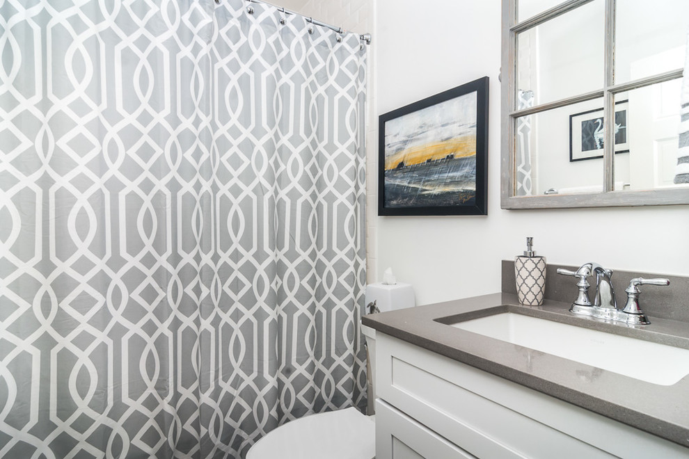 Example of a classic bathroom design in Tampa