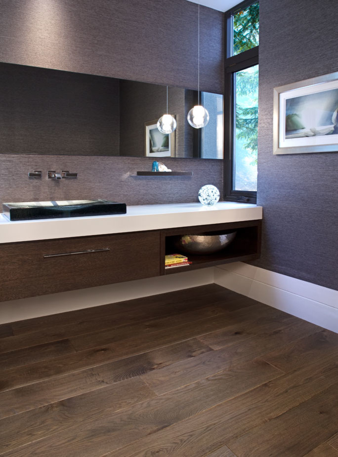 Foto de cuarto de baño minimalista con armarios con paneles lisos, puertas de armario de madera oscura, encimera de cuarcita, paredes púrpuras y suelo de madera en tonos medios