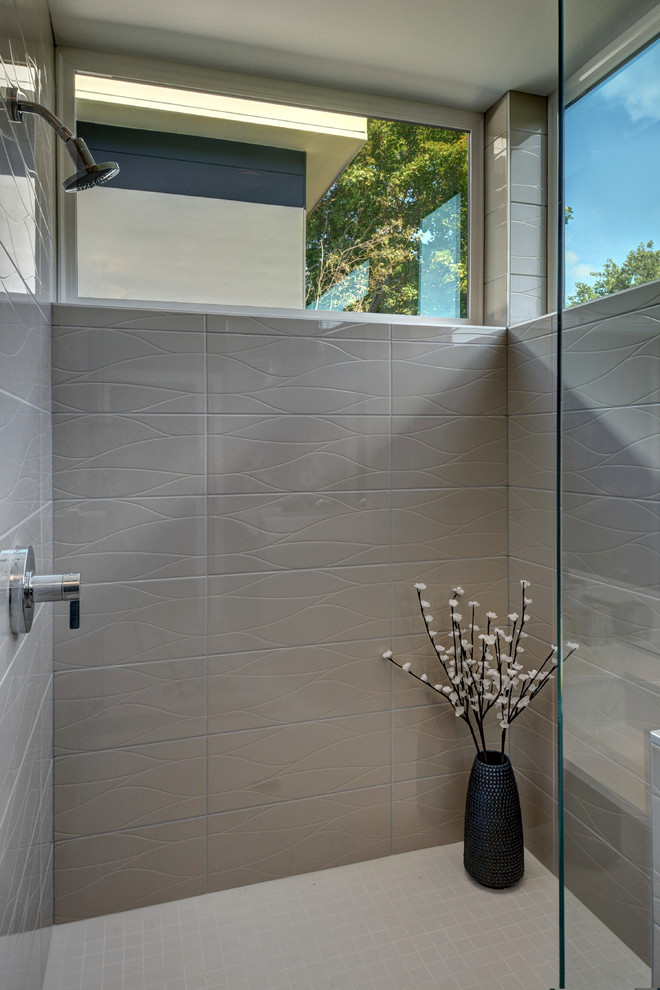 Réalisation d'une douche en alcôve principale minimaliste en bois foncé de taille moyenne avec un lavabo encastré, un placard à porte plane, un carrelage beige et un mur beige.