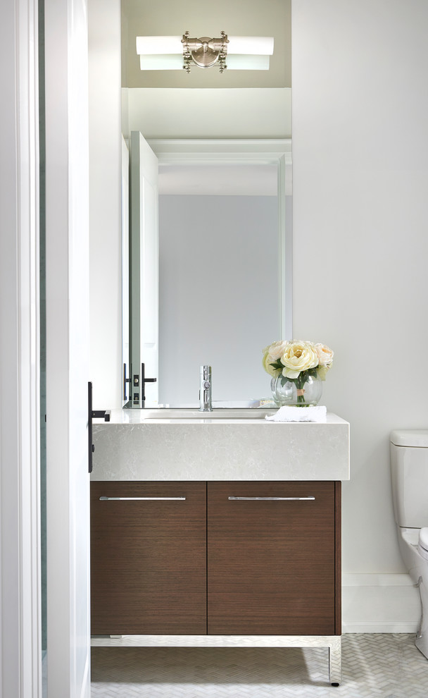 Inspiration för stora moderna en-suite badrum, med skåp i shakerstil, grå skåp, en dusch i en alkov, en toalettstol med hel cisternkåpa, beige kakel, vita väggar, ett avlångt handfat och bänkskiva i kvarts