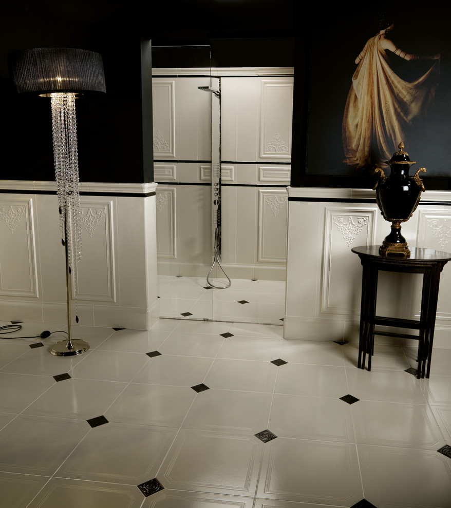 Immagine di una grande stanza da bagno padronale design con piastrelle bianche, piastrelle in ceramica e pavimento in gres porcellanato