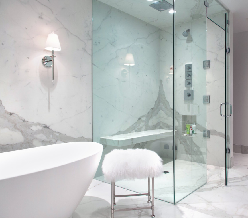 Foto di una grande stanza da bagno padronale contemporanea con vasca freestanding, doccia ad angolo e pistrelle in bianco e nero