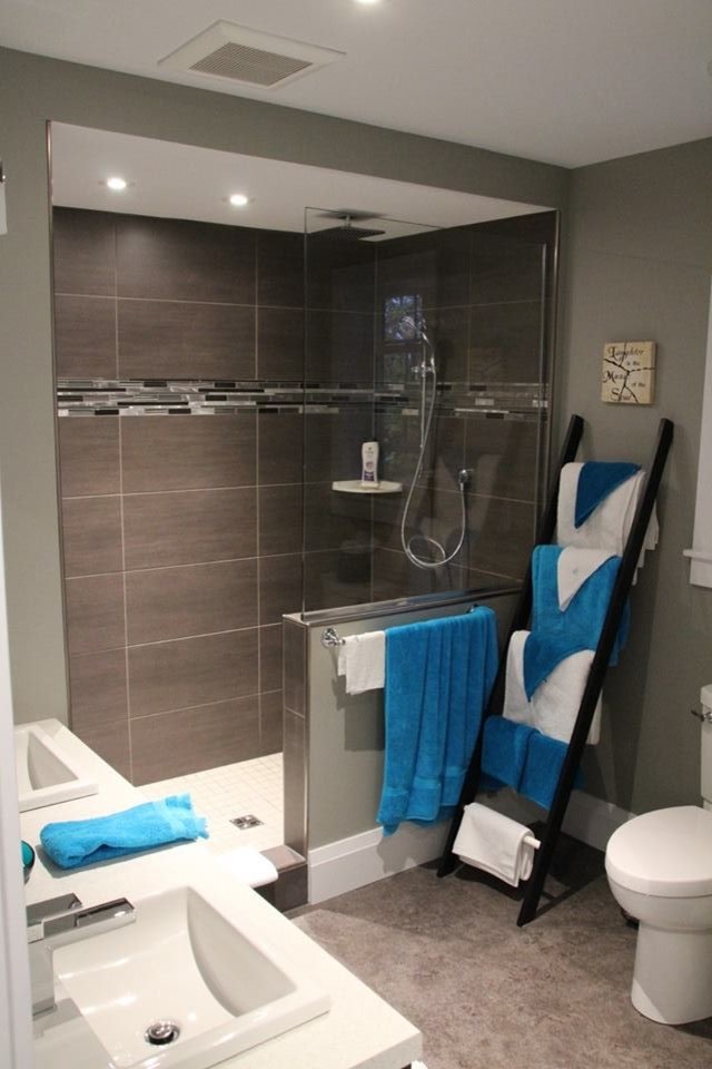Exempel på ett mellanstort modernt badrum, med grå väggar, ett nedsänkt handfat, en dusch i en alkov, brun kakel, keramikplattor, klinkergolv i keramik, brunt golv och med dusch som är öppen