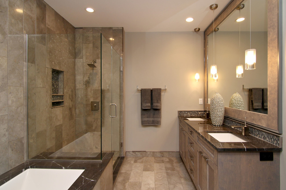 Foto på ett mellanstort industriellt en-suite badrum, med luckor med infälld panel, ett undermonterat badkar, en dusch/badkar-kombination, beige kakel, stenkakel, grå väggar, travertin golv, ett undermonterad handfat och granitbänkskiva