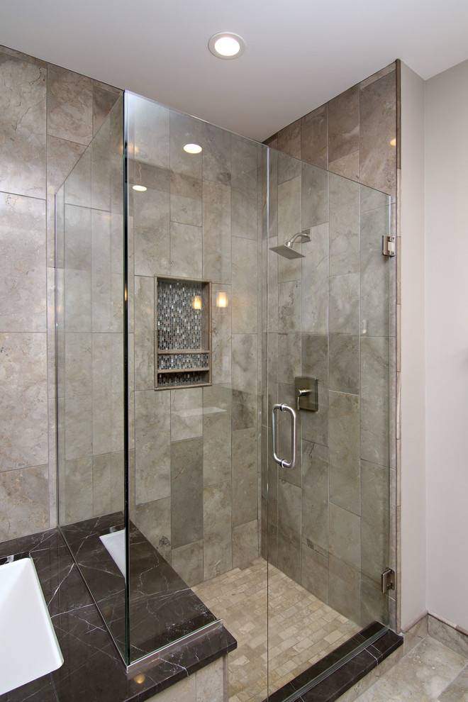 Immagine di una stanza da bagno padronale industriale di medie dimensioni con vasca sottopiano, vasca/doccia, piastrelle beige, piastrelle in pietra, pareti grigie e pavimento in travertino