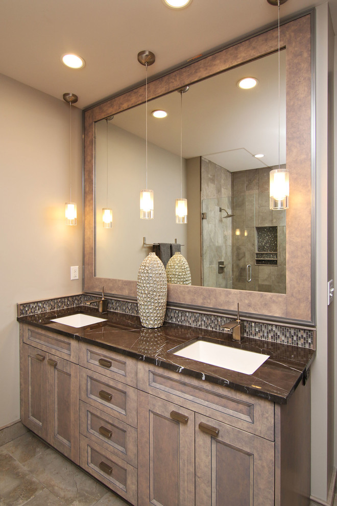 Bild på ett mellanstort industriellt en-suite badrum, med luckor med infälld panel, beige skåp, ett undermonterat badkar, beige kakel, stenkakel, grå väggar, travertin golv, ett undermonterad handfat och granitbänkskiva