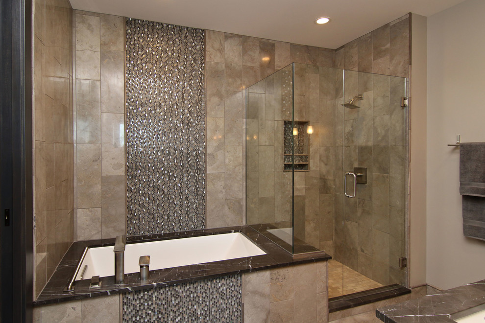 Идея дизайна: главная ванная комната среднего размера в стиле лофт с полновстраиваемой ванной, душем в нише, бежевой плиткой, каменной плиткой, серыми стенами, полом из травертина и столешницей из гранита
