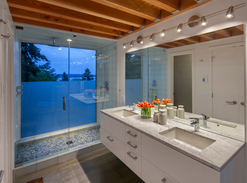 Idées déco pour une douche en alcôve principale contemporaine avec un placard à porte plane, des portes de placard blanches, un plan de toilette gris et une fenêtre.