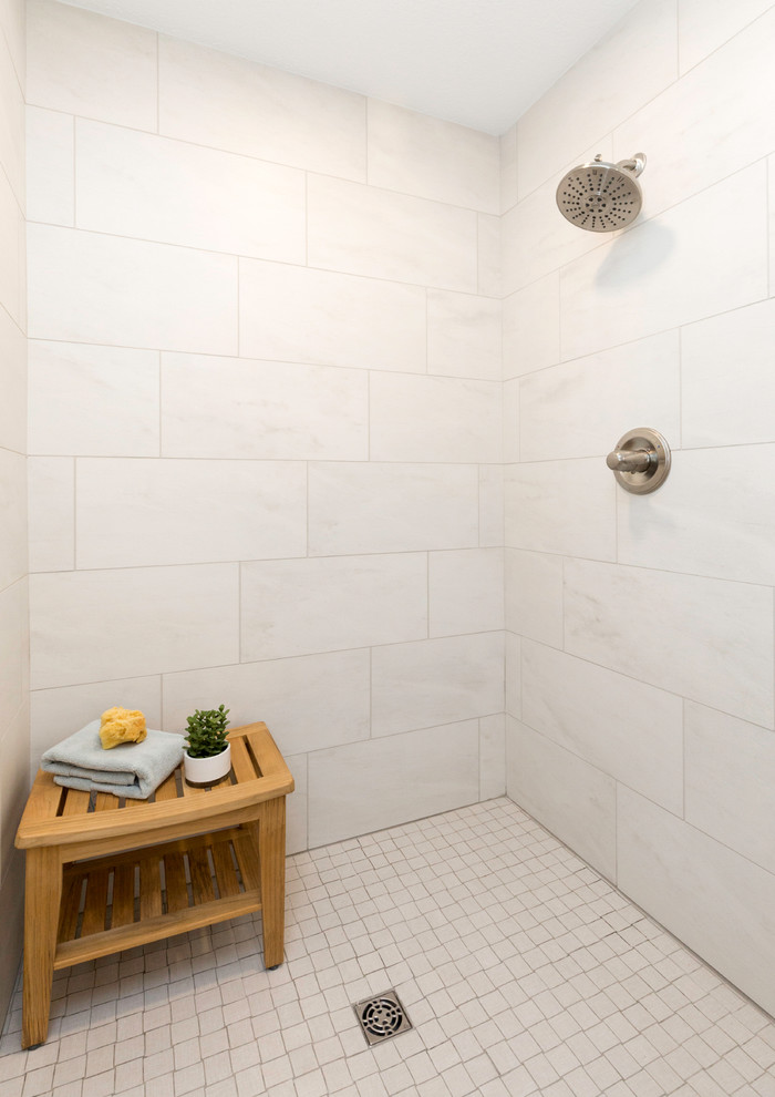 Exempel på ett mellanstort klassiskt vit vitt en-suite badrum, med luckor med infälld panel, vita skåp, en öppen dusch, en toalettstol med separat cisternkåpa, vita väggar, klinkergolv i keramik, ett undermonterad handfat, bänkskiva i kvarts, grått golv och med dusch som är öppen