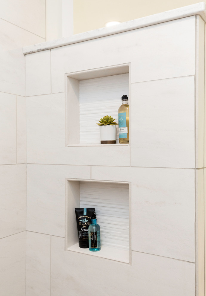 Idéer för mellanstora vintage vitt en-suite badrum, med luckor med infälld panel, vita skåp, en öppen dusch, en toalettstol med separat cisternkåpa, vita väggar, klinkergolv i keramik, ett undermonterad handfat, bänkskiva i kvarts, grått golv och med dusch som är öppen