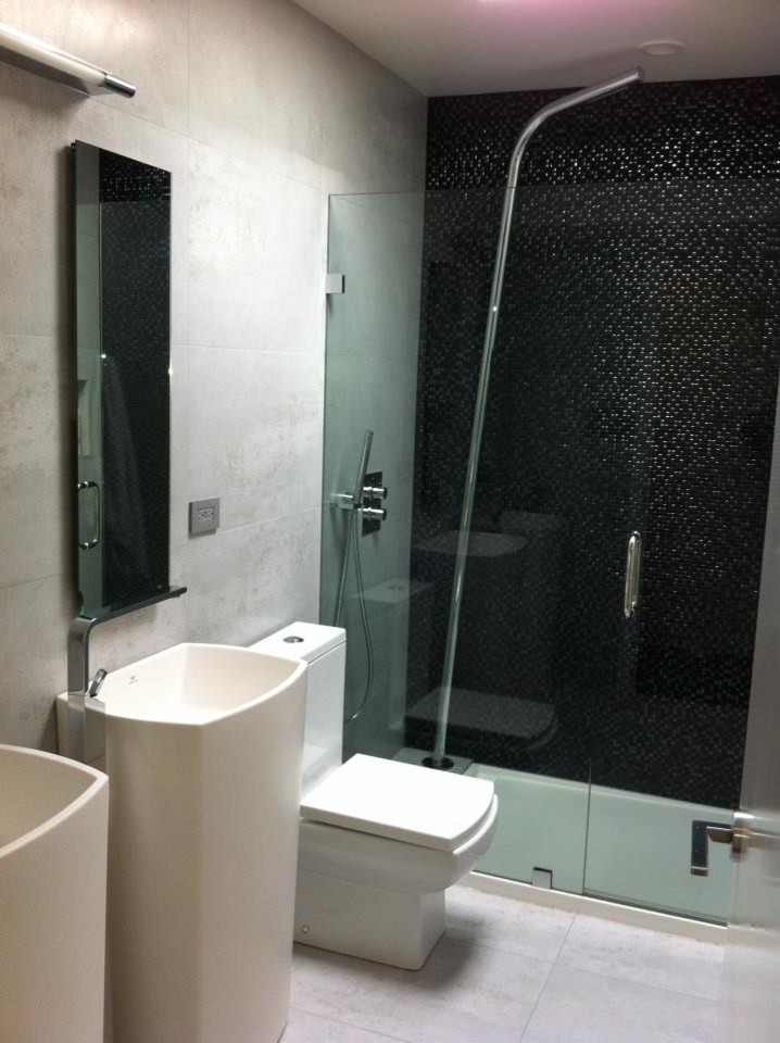 Modern bathroom in Chicago.