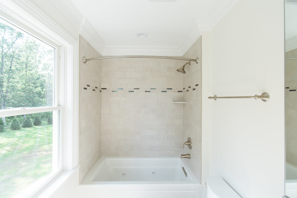Exempel på ett mellanstort klassiskt badrum för barn, med ett badkar i en alkov, en dusch/badkar-kombination, dusch med duschdraperi, beige kakel, keramikplattor och vita väggar