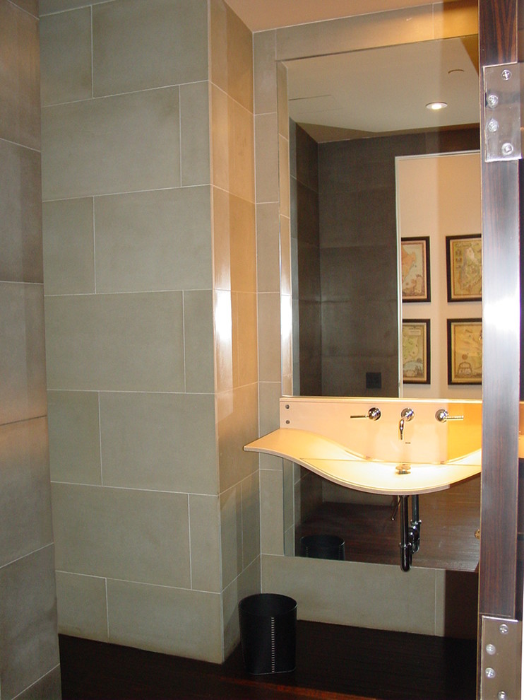 Foto di una piccola stanza da bagno con doccia moderna con piastrelle beige, piastrelle di cemento, pareti beige, parquet scuro e lavabo sospeso
