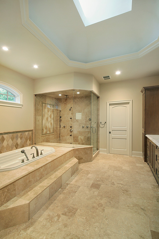 Inredning av ett klassiskt stort en-suite badrum, med luckor med infälld panel, skåp i mörkt trä, ett platsbyggt badkar, en hörndusch, beige kakel, travertinkakel, beige väggar, travertin golv, marmorbänkskiva, beiget golv och dusch med gångjärnsdörr