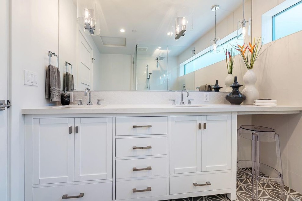 Inredning av ett modernt mellanstort en-suite badrum, med skåp i shakerstil, vita skåp, vit kakel, klinkergolv i keramik, marmorbänkskiva och dusch med gångjärnsdörr