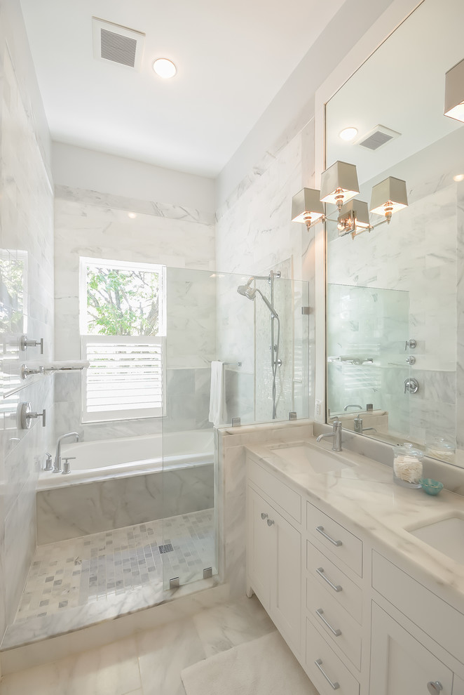 Пример оригинального дизайна: главная ванная комната в стиле кантри с фасадами в стиле шейкер, белыми фасадами, накладной ванной, душевой комнатой, серой плиткой, белой плиткой, плиткой мозаикой, врезной раковиной, белым полом и открытым душем