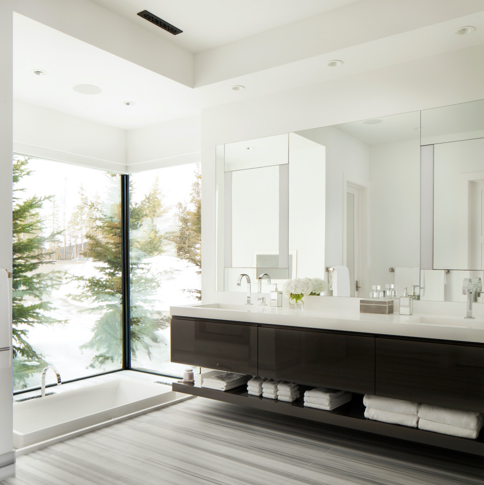 Modernes Badezimmer mit flächenbündigen Schrankfronten, dunklen Holzschränken, weißer Wandfarbe, Unterbauwaschbecken, grauem Boden, beiger Waschtischplatte, Doppelwaschbecken und schwebendem Waschtisch in Sonstige