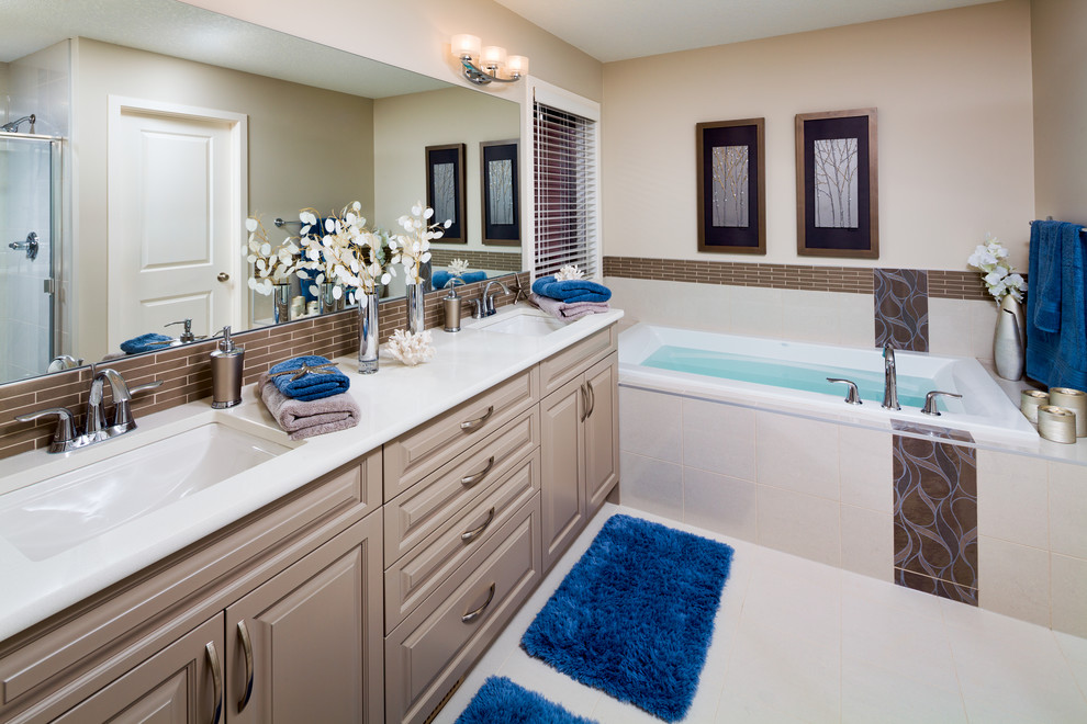 Стильный дизайн: ванная комната: освещение в классическом стиле с врезной раковиной, фасадами с выступающей филенкой, бежевыми фасадами, коричневой плиткой, удлиненной плиткой и накладной ванной - последний тренд
