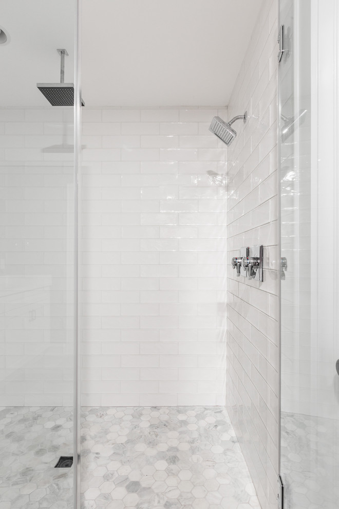 Mittelgroßes Country Badezimmer En Suite mit weißen Schränken, offener Dusche, grauer Wandfarbe, Keramikboden, Quarzit-Waschtisch und Falttür-Duschabtrennung in Indianapolis