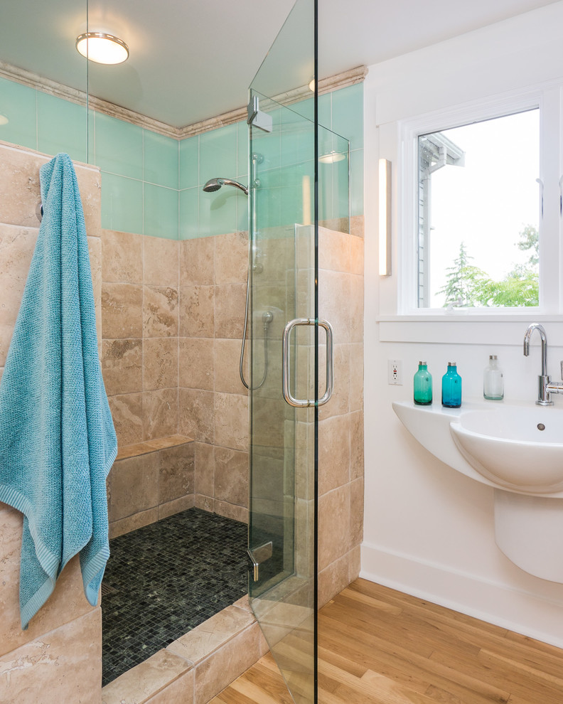 Foto på ett funkis badrum, med ett väggmonterat handfat, en dusch i en alkov och blå kakel