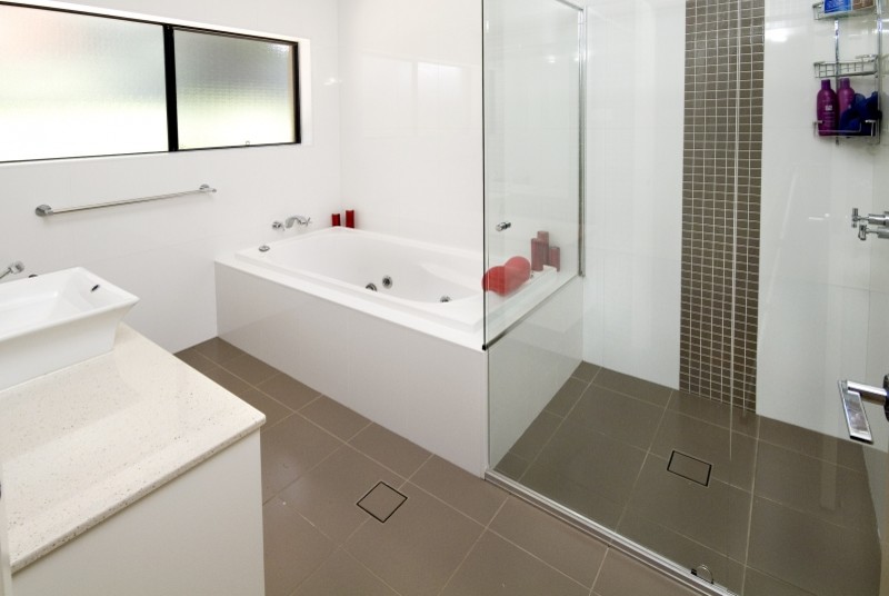 Idéer för att renovera ett stort funkis en-suite badrum, med vita skåp, granitbänkskiva, ett platsbyggt badkar, grå kakel, keramikplattor, vita väggar och klinkergolv i keramik