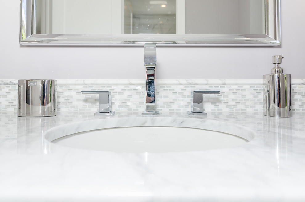 Ejemplo de cuarto de baño actual con baldosas y/o azulejos grises y encimera de cuarcita