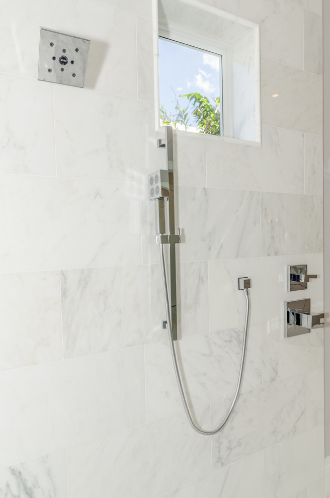 Foto de cuarto de baño principal contemporáneo con ducha abierta, baldosas y/o azulejos grises, suelo de mármol, suelo gris y ducha abierta