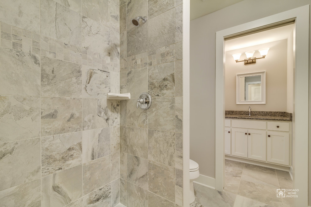 Пример оригинального дизайна: большая детская ванная комната в классическом стиле с фасадами в стиле шейкер, коричневыми фасадами, отдельно стоящей ванной, открытым душем, унитазом-моноблоком, серой плиткой, керамогранитной плиткой, серыми стенами, полом из мозаичной плитки, накладной раковиной и столешницей из гранита