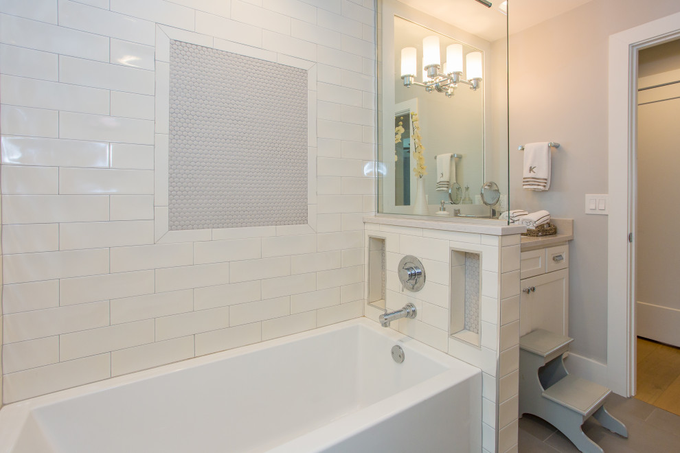 Foto på ett mellanstort 60 tals vit badrum för barn, med skåp i shakerstil, vita skåp, en dusch i en alkov, vit kakel, keramikplattor, bänkskiva i kvarts och dusch med duschdraperi