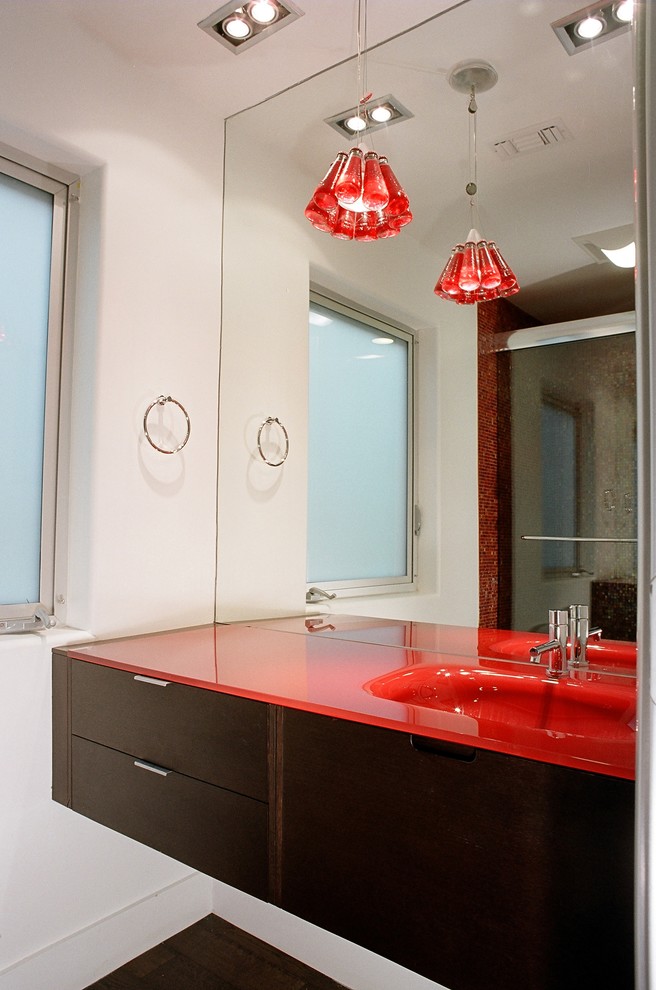 Ispirazione per una stanza da bagno contemporanea con lavabo integrato, ante lisce, ante in legno bruno e top rosso