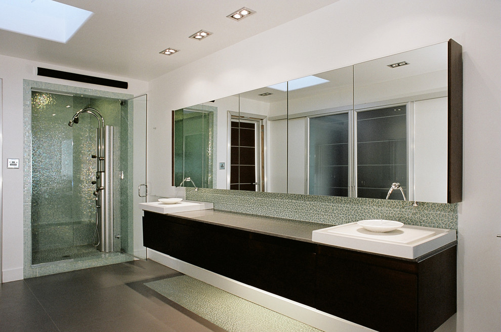 Ejemplo de cuarto de baño contemporáneo con lavabo sobreencimera
