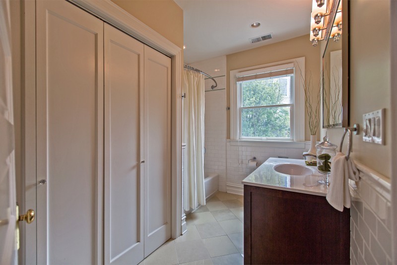 Foto di una stanza da bagno con doccia chic di medie dimensioni con lavabo a colonna, doccia ad angolo, WC monopezzo, pareti beige e pavimento con piastrelle in ceramica