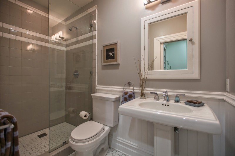 Immagine di una stanza da bagno con doccia chic di medie dimensioni con lavabo a colonna, doccia ad angolo, WC monopezzo, pareti beige e pavimento con piastrelle in ceramica