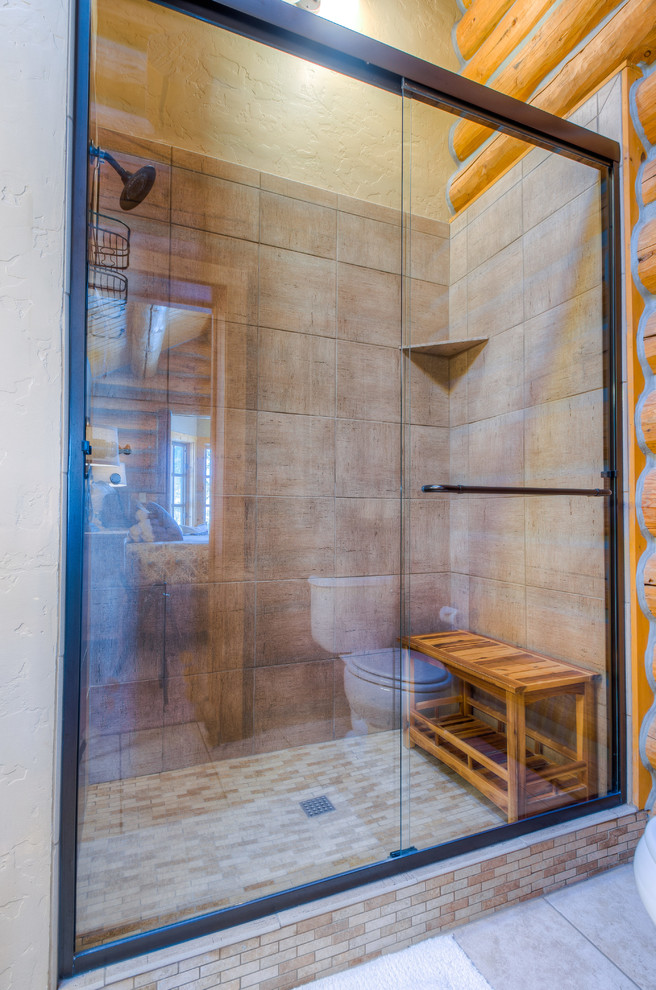 Foto di una stanza da bagno con doccia stile rurale di medie dimensioni con doccia alcova, WC monopezzo, piastrelle beige, piastrelle di vetro, pareti beige e pavimento con piastrelle in ceramica