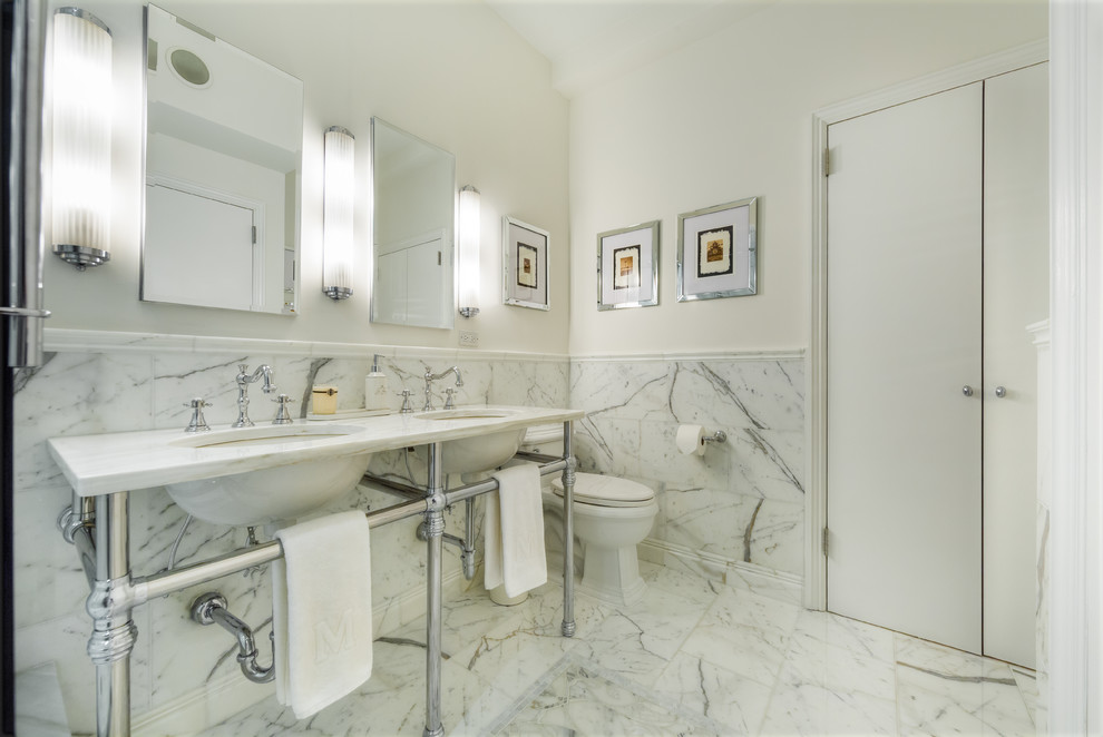 Idee per una stanza da bagno padronale contemporanea di medie dimensioni con lavabo sottopiano, top in marmo, doccia alcova, WC monopezzo, piastrelle bianche, piastrelle in pietra, pareti bianche e pavimento in marmo