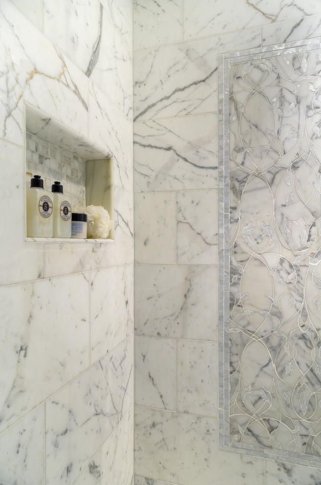 Идея дизайна: главная ванная комната среднего размера в современном стиле с врезной раковиной, мраморной столешницей, душем в нише, унитазом-моноблоком, белой плиткой, каменной плиткой, белыми стенами и мраморным полом