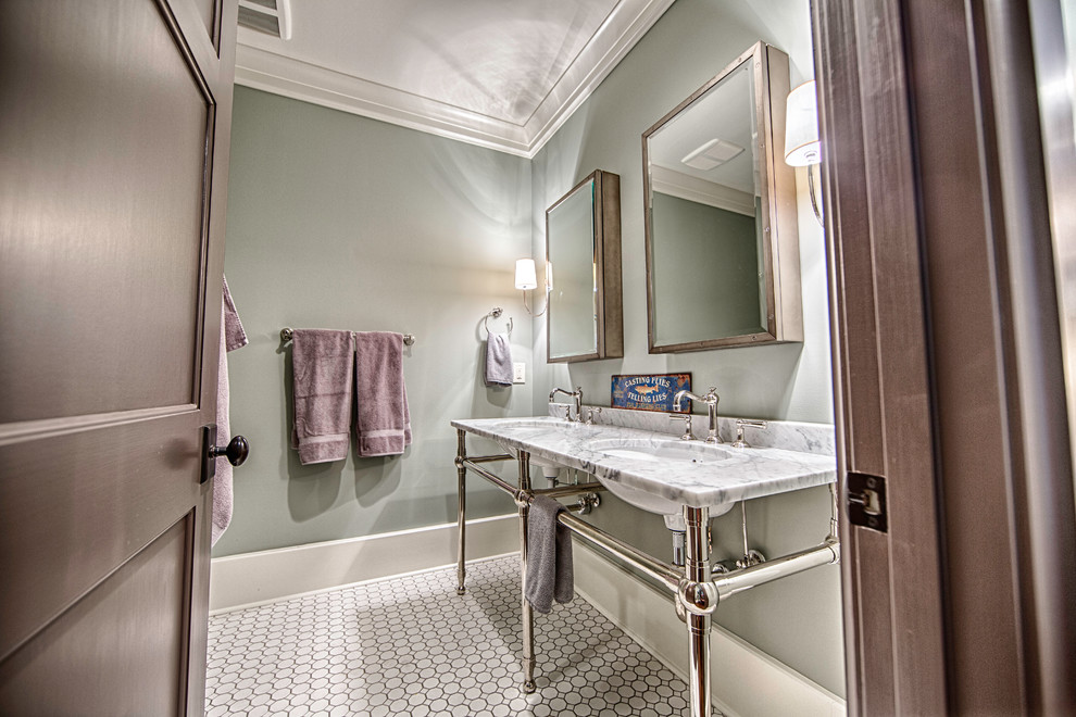 Стильный дизайн: ванная комната в стиле неоклассика (современная классика) с мраморной столешницей и консольной раковиной - последний тренд