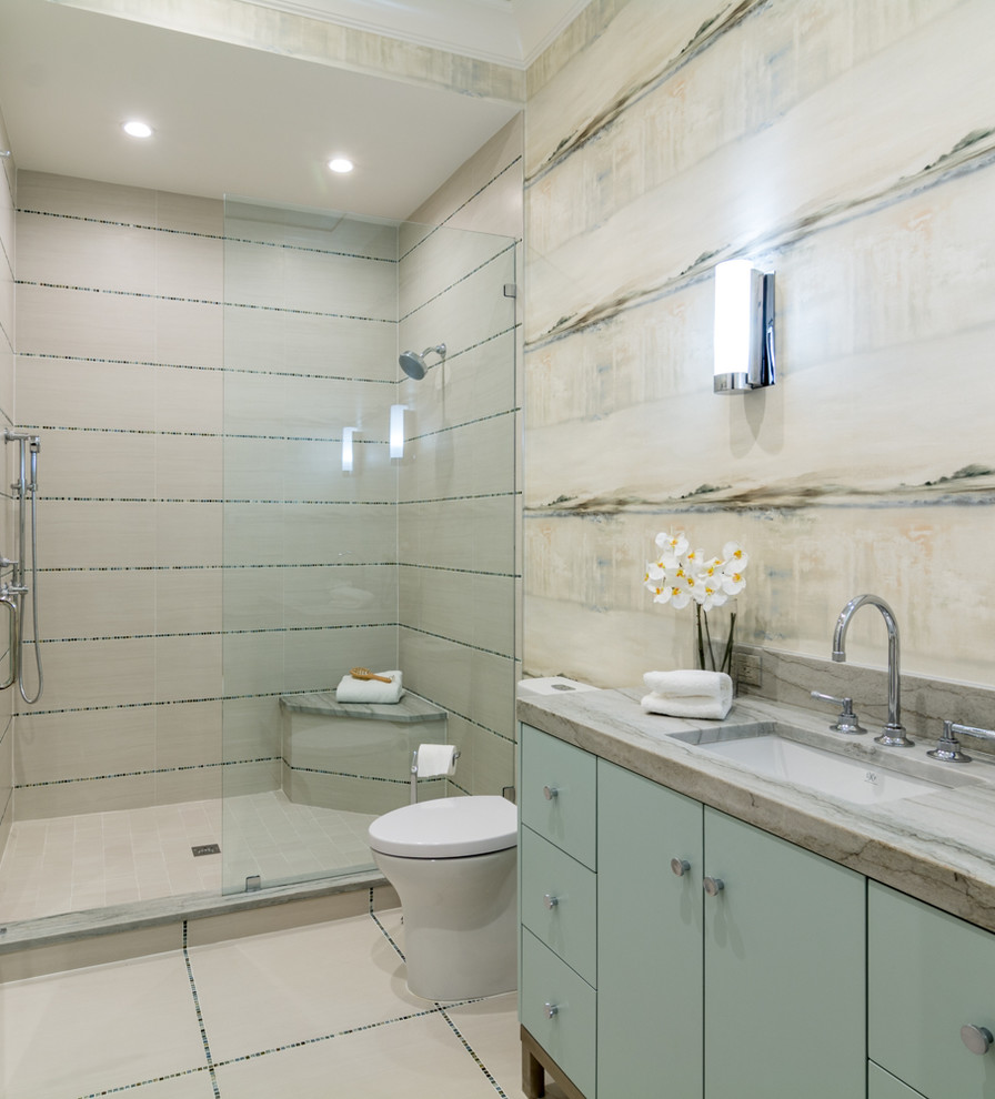 Идея дизайна: большая ванная комната в морском стиле с плоскими фасадами, бирюзовыми фасадами, раздельным унитазом, врезной раковиной и душем с распашными дверями