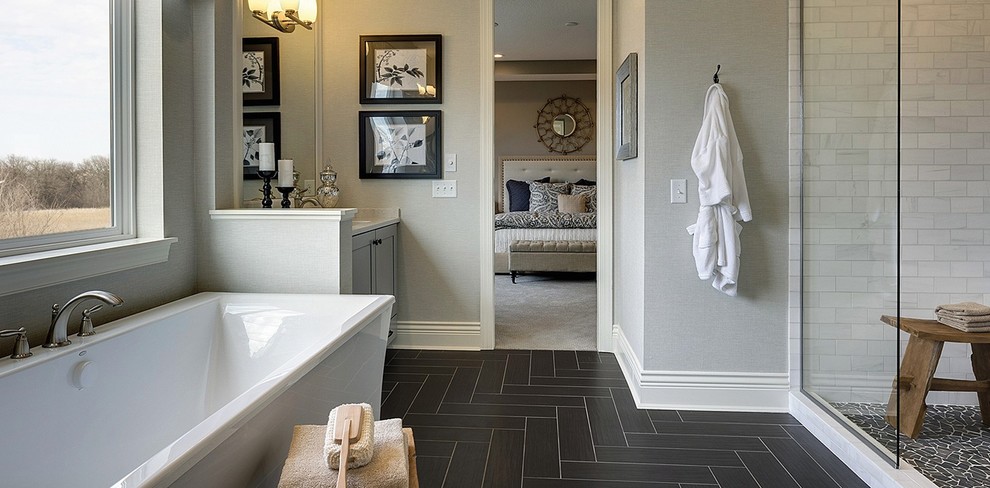 Idéer för ett stort klassiskt en-suite badrum, med grå skåp, ett fristående badkar, vit kakel, marmorkakel, grå väggar, klinkergolv i porslin, ett undermonterad handfat, granitbänkskiva, svart golv och dusch med gångjärnsdörr
