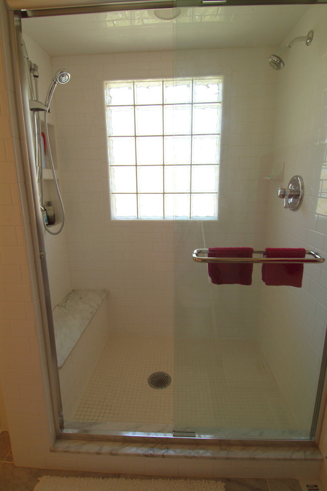 На фото: главная ванная комната среднего размера в современном стиле с мраморной столешницей, душем в нише, белой плиткой, плиткой кабанчик и полом из керамической плитки