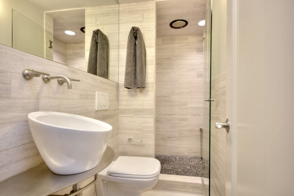 Пример оригинального дизайна: ванная комната в стиле модернизм с настольной раковиной, столешницей из нержавеющей стали, душем в нише и инсталляцией