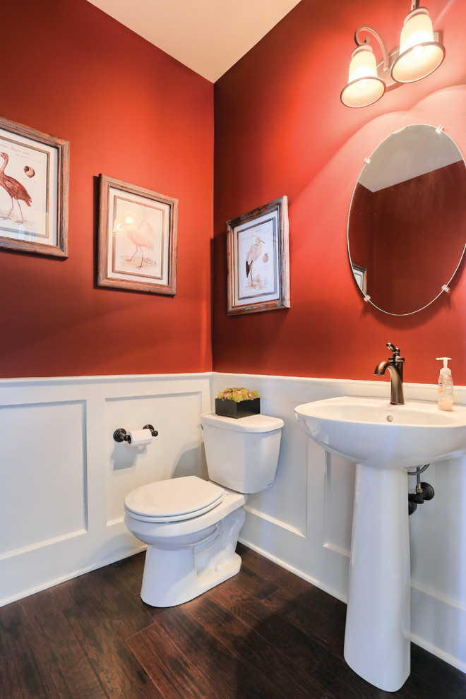 Источник вдохновения для домашнего уюта: маленькая ванная комната в стиле неоклассика (современная классика) с красными стенами и темным паркетным полом для на участке и в саду