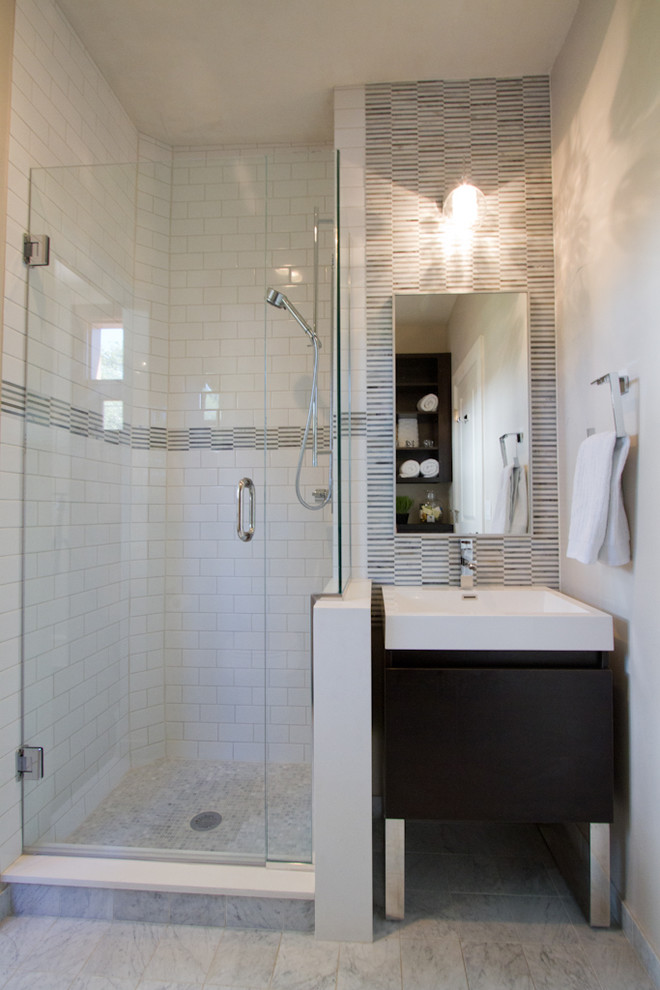 Источник вдохновения для домашнего уюта: маленькая ванная комната в современном стиле с плоскими фасадами, темными деревянными фасадами, душем в нише, раздельным унитазом, белой плиткой, плиткой кабанчик, серыми стенами, мраморным полом, душевой кабиной, монолитной раковиной, столешницей из искусственного камня, белым полом и душем с распашными дверями для на участке и в саду