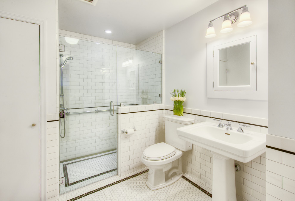 На фото: ванная комната в классическом стиле с раковиной с пьедесталом, душем без бортиков, белой плиткой, плиткой кабанчик, белыми стенами и полом из мозаичной плитки с