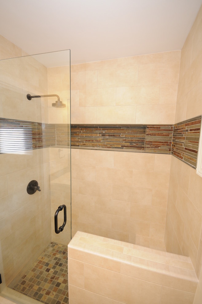 Immagine di una piccola stanza da bagno padronale minimalista con doccia aperta, piastrelle beige e piastrelle in ceramica