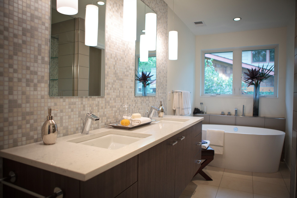 Inspiration för mellanstora moderna vitt en-suite badrum, med ett fristående badkar, grå kakel, keramikplattor, vita väggar, cementgolv, ett nedsänkt handfat och beiget golv