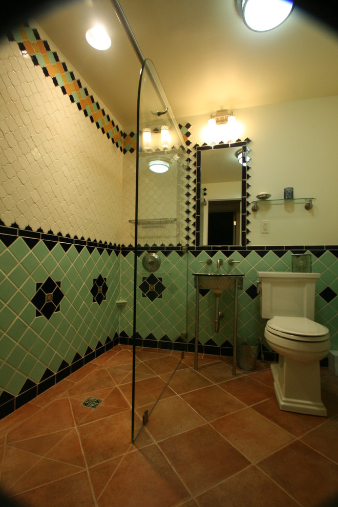 Стильный дизайн: ванная комната в средиземноморском стиле с открытым душем, раздельным унитазом, керамической плиткой, белыми стенами, полом из терракотовой плитки, подвесной раковиной и разноцветной плиткой - последний тренд