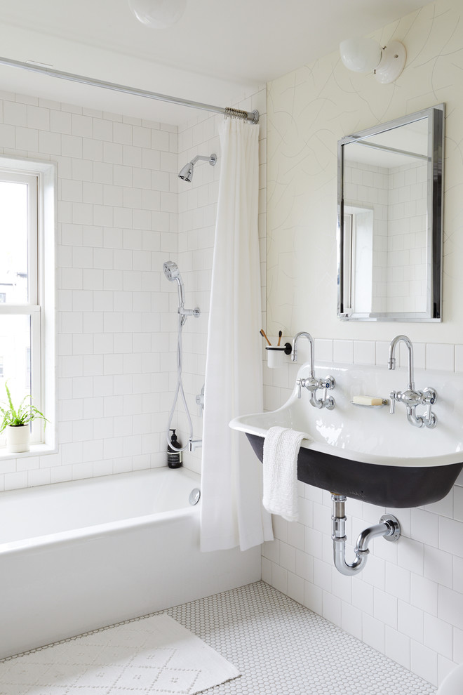 Exempel på ett klassiskt badrum, med en dusch/badkar-kombination, vit kakel, vita väggar, mosaikgolv, ett avlångt handfat, vitt golv och dusch med duschdraperi