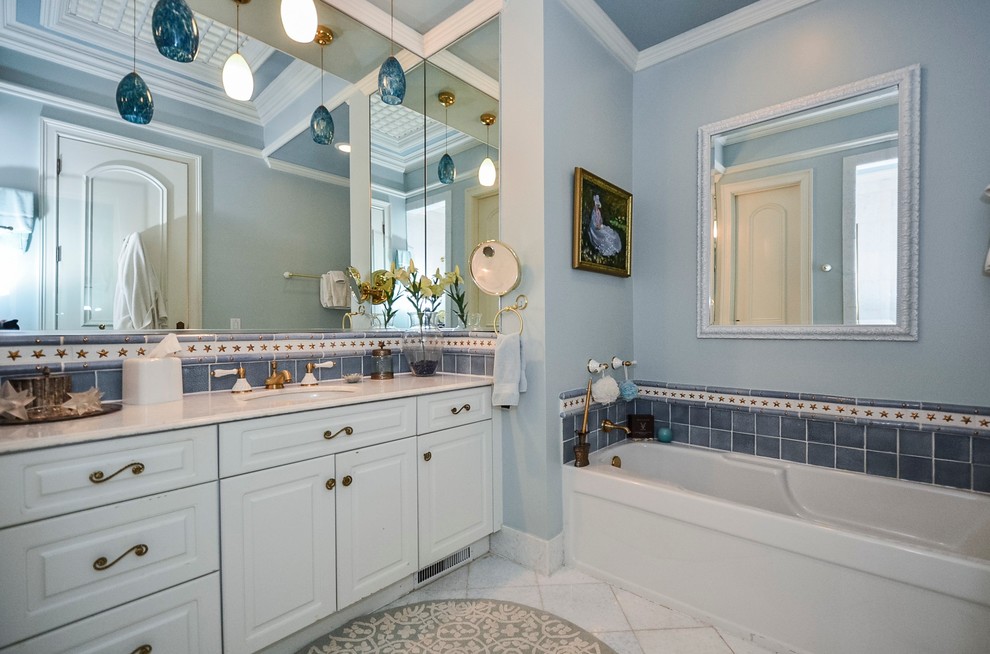 Свежая идея для дизайна: ванная комната в классическом стиле с врезной раковиной, фасадами с выступающей филенкой, белыми фасадами, ванной в нише и синей плиткой - отличное фото интерьера
